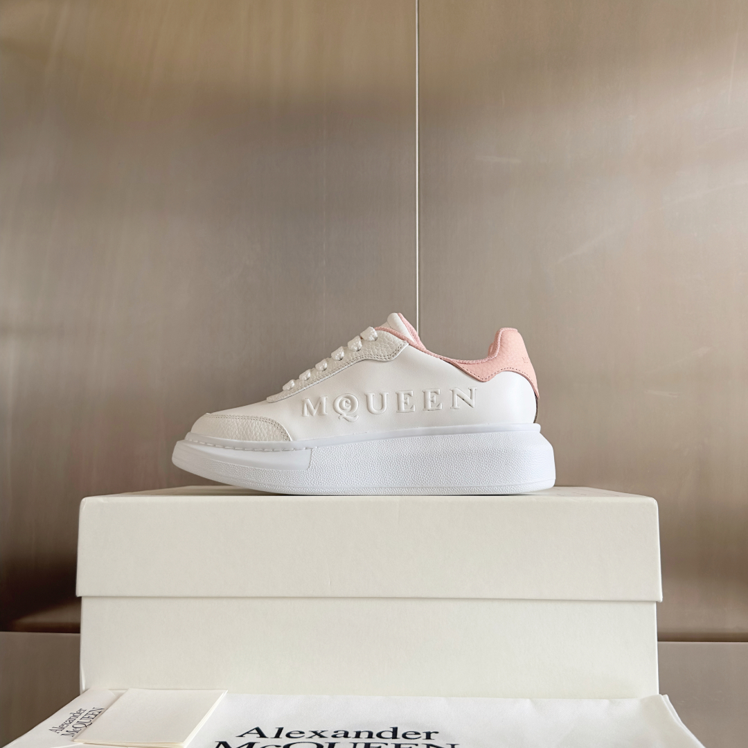 顶级版本：情侣款
ALEXANDER MCQUEEN/亚历山大·麦昆 情侣款 休闲运动鞋 小白鞋
原版购