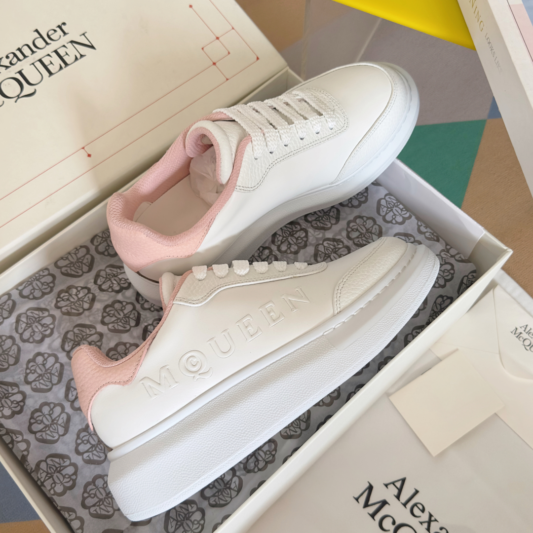 顶级版本：情侣款
ALEXANDER MCQUEEN/亚历山大·麦昆 情侣款 休闲运动鞋 小白鞋
原版购