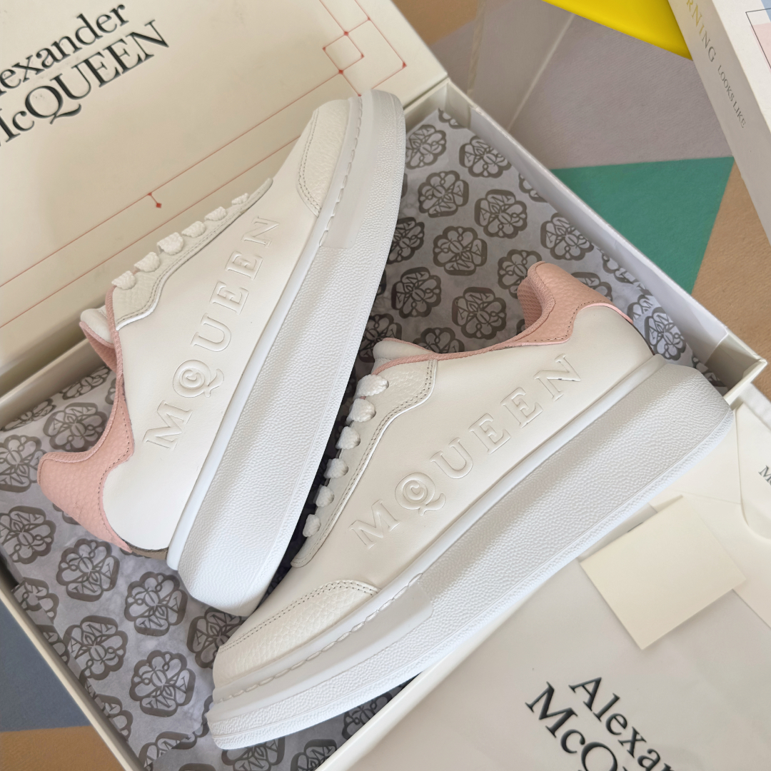 顶级版本：情侣款
ALEXANDER MCQUEEN/亚历山大·麦昆 情侣款 休闲运动鞋 小白鞋
原版购