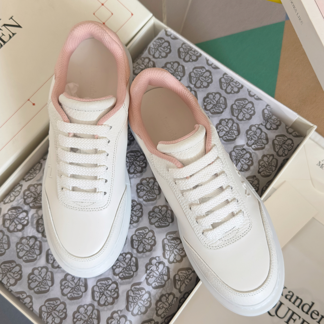 顶级版本：情侣款
ALEXANDER MCQUEEN/亚历山大·麦昆 情侣款 休闲运动鞋 小白鞋
原版购