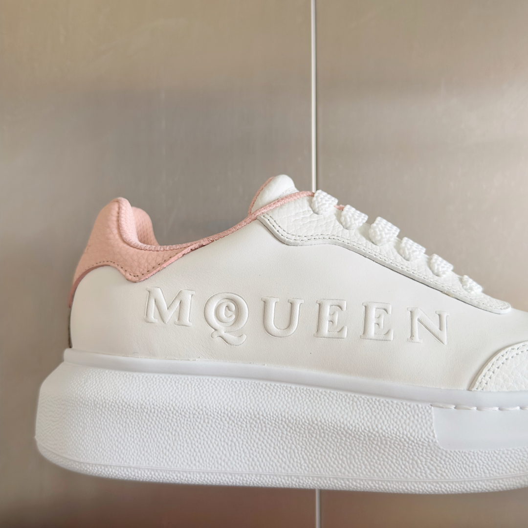 顶级版本：情侣款
ALEXANDER MCQUEEN/亚历山大·麦昆 情侣款 休闲运动鞋 小白鞋
原版购