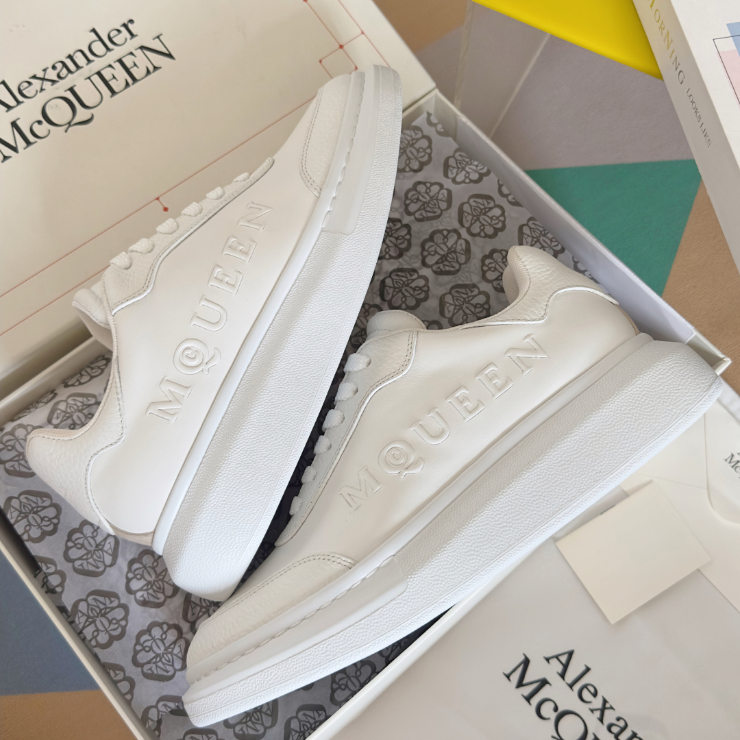 顶级版本：情侣款
ALEXANDER MCQUEEN/亚历山大·麦昆 情侣款 休闲运动鞋 小白鞋
原版购