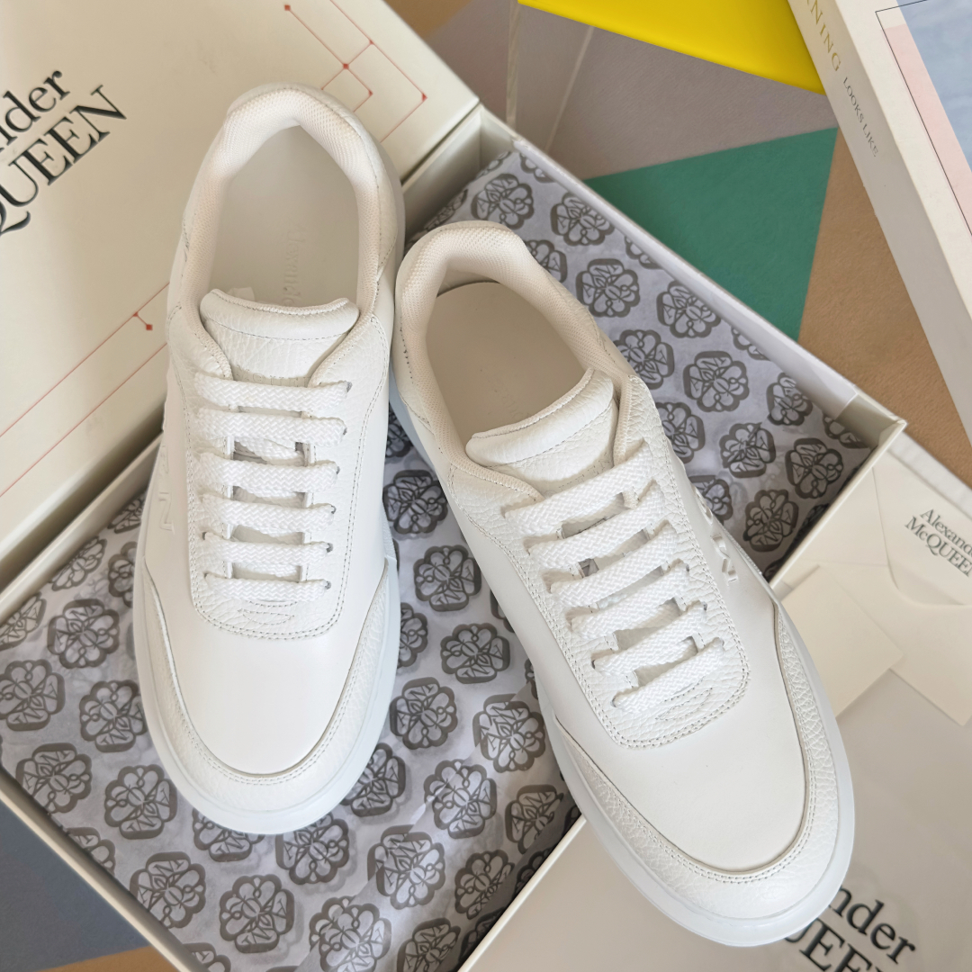 顶级版本：情侣款
ALEXANDER MCQUEEN/亚历山大·麦昆 情侣款 休闲运动鞋 小白鞋
原版购