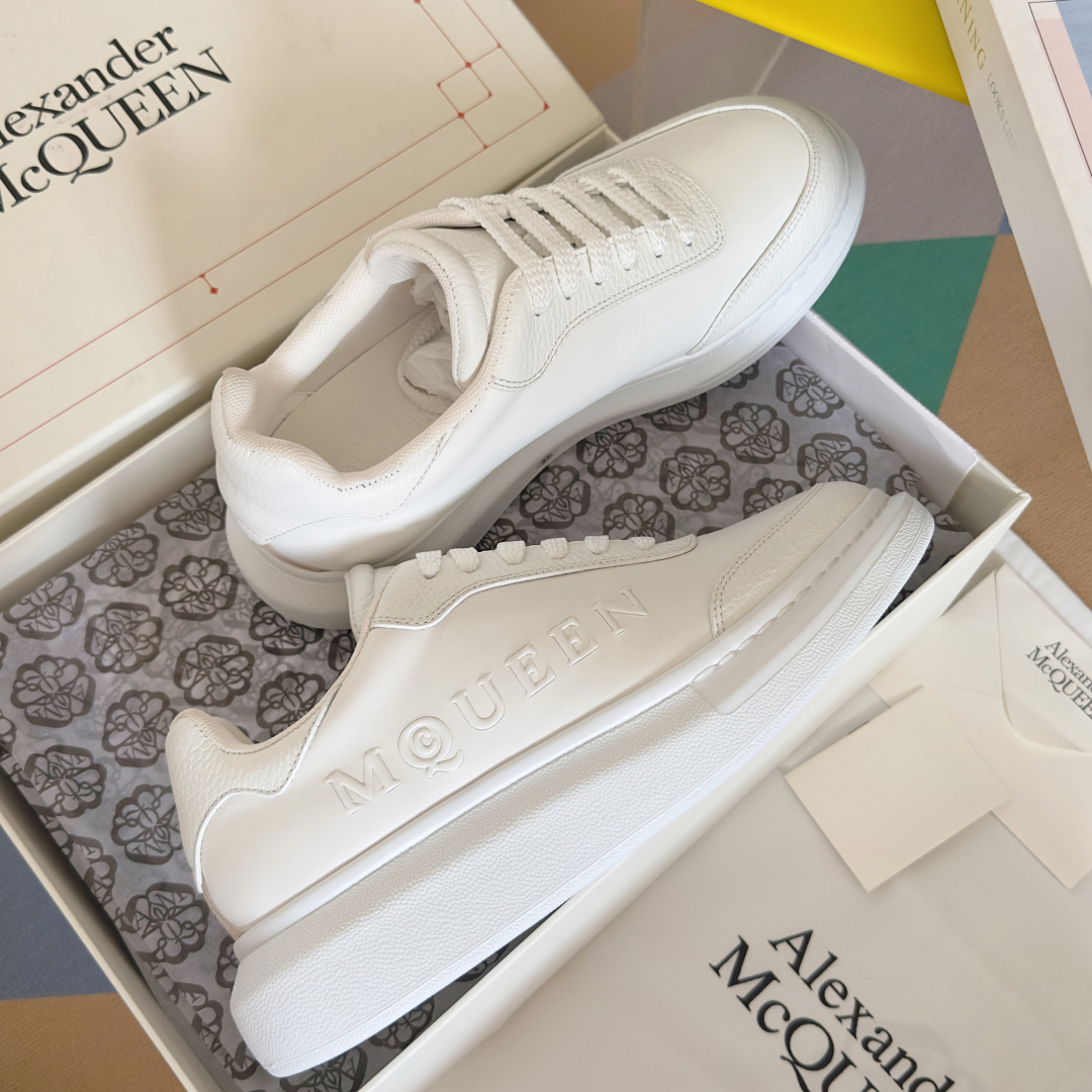顶级版本：情侣款
ALEXANDER MCQUEEN/亚历山大·麦昆 情侣款 休闲运动鞋 小白鞋
原版购