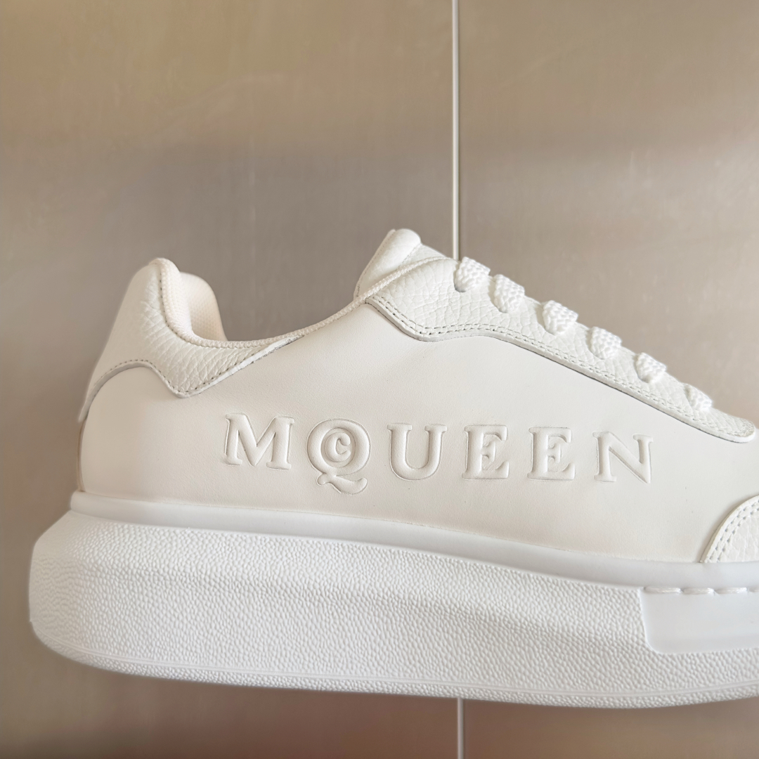 顶级版本：情侣款
ALEXANDER MCQUEEN/亚历山大·麦昆 情侣款 休闲运动鞋 小白鞋
原版购