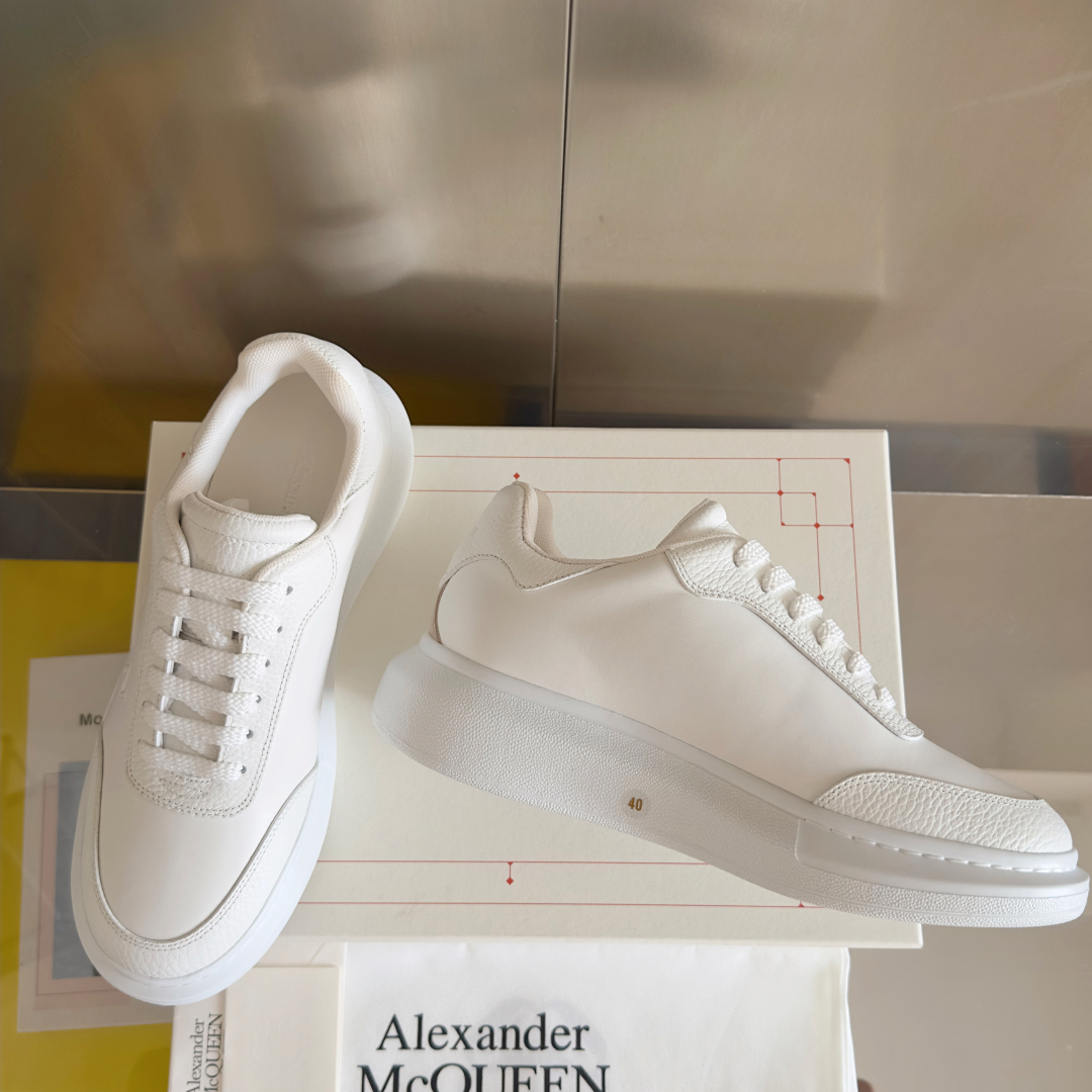 顶级版本：情侣款
ALEXANDER MCQUEEN/亚历山大·麦昆 情侣款 休闲运动鞋 小白鞋
原版购
