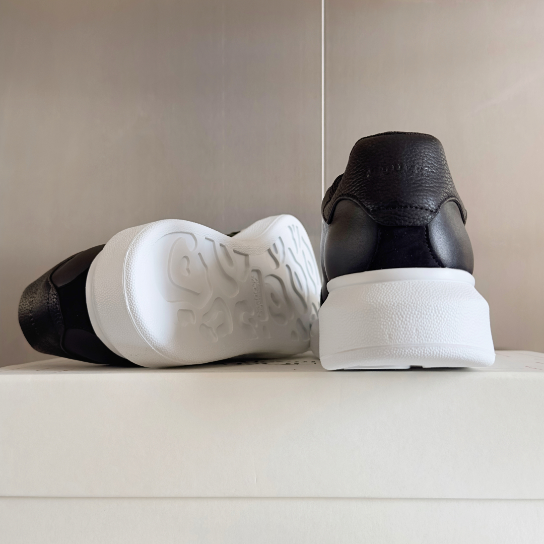 顶级版本：情侣款
ALEXANDER MCQUEEN/亚历山大·麦昆 情侣款 休闲运动鞋 小白鞋
原版购