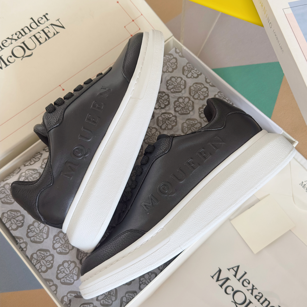顶级版本：情侣款
ALEXANDER MCQUEEN/亚历山大·麦昆 情侣款 休闲运动鞋 小白鞋
原版购