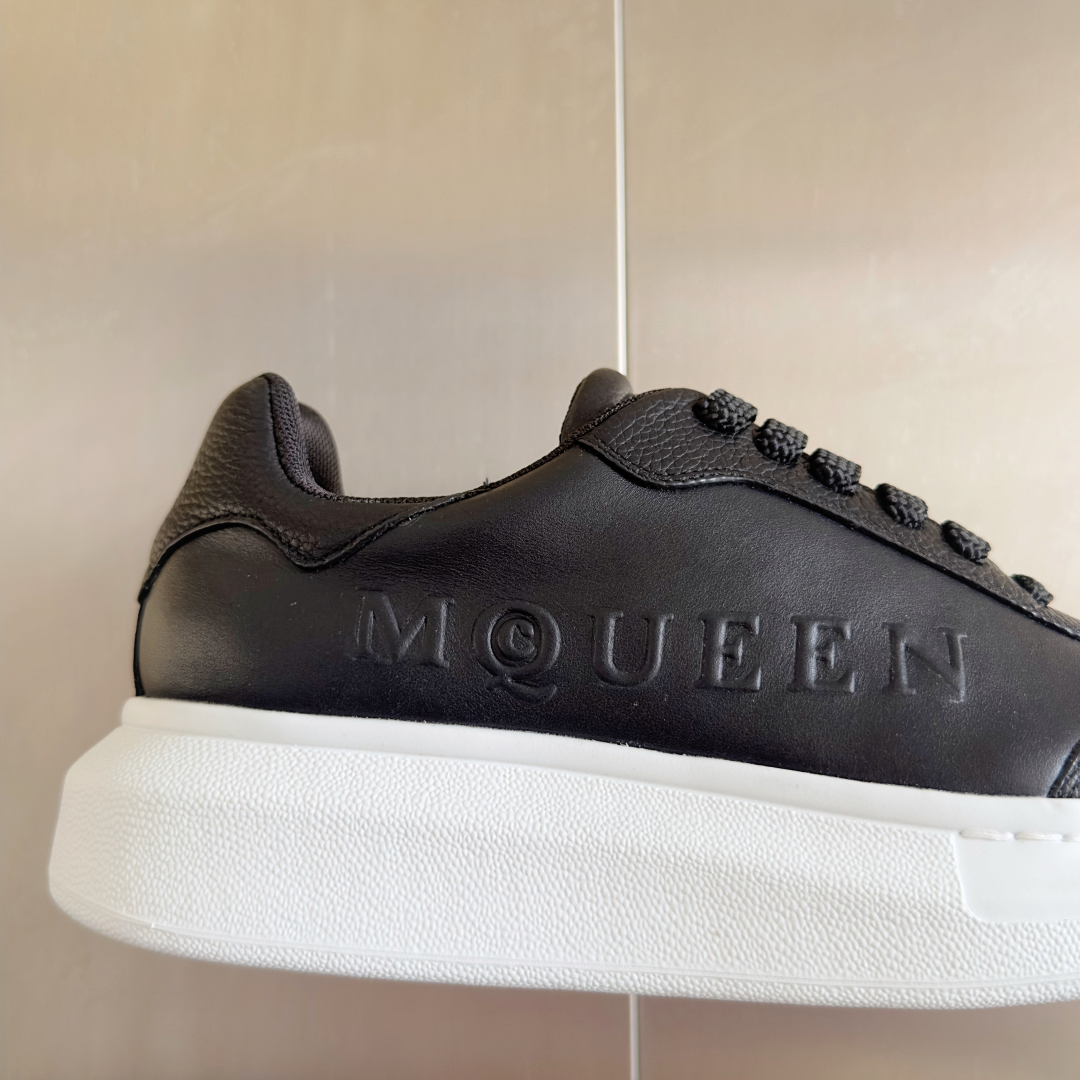 顶级版本：情侣款
ALEXANDER MCQUEEN/亚历山大·麦昆 情侣款 休闲运动鞋 小白鞋
原版购