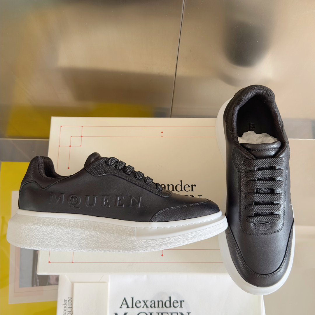 顶级版本：情侣款
ALEXANDER MCQUEEN/亚历山大·麦昆 情侣款 休闲运动鞋 小白鞋
原版购