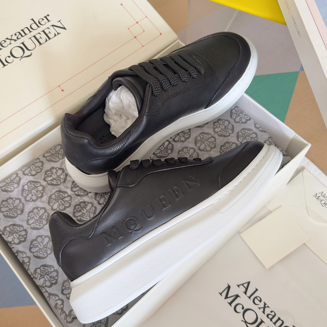 顶级版本：情侣款
ALEXANDER MCQUEEN/亚历山大·麦昆 情侣款 休闲运动鞋 小白鞋
原版购