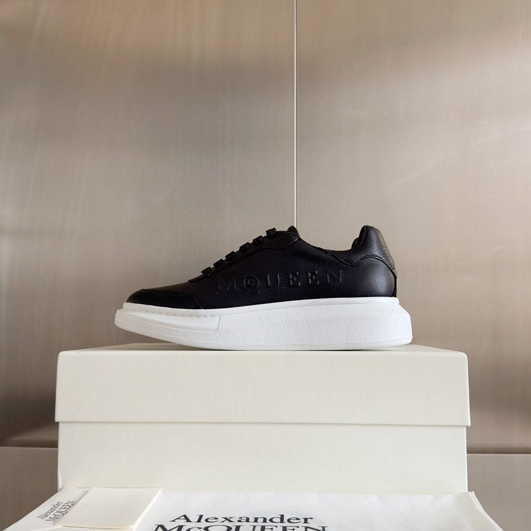 顶级版本：情侣款
ALEXANDER MCQUEEN/亚历山大·麦昆 情侣款 休闲运动鞋 小白鞋
原版购