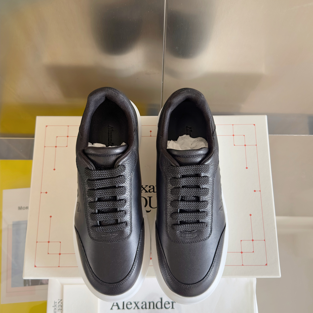 顶级版本：情侣款
ALEXANDER MCQUEEN/亚历山大·麦昆 情侣款 休闲运动鞋 小白鞋
原版购