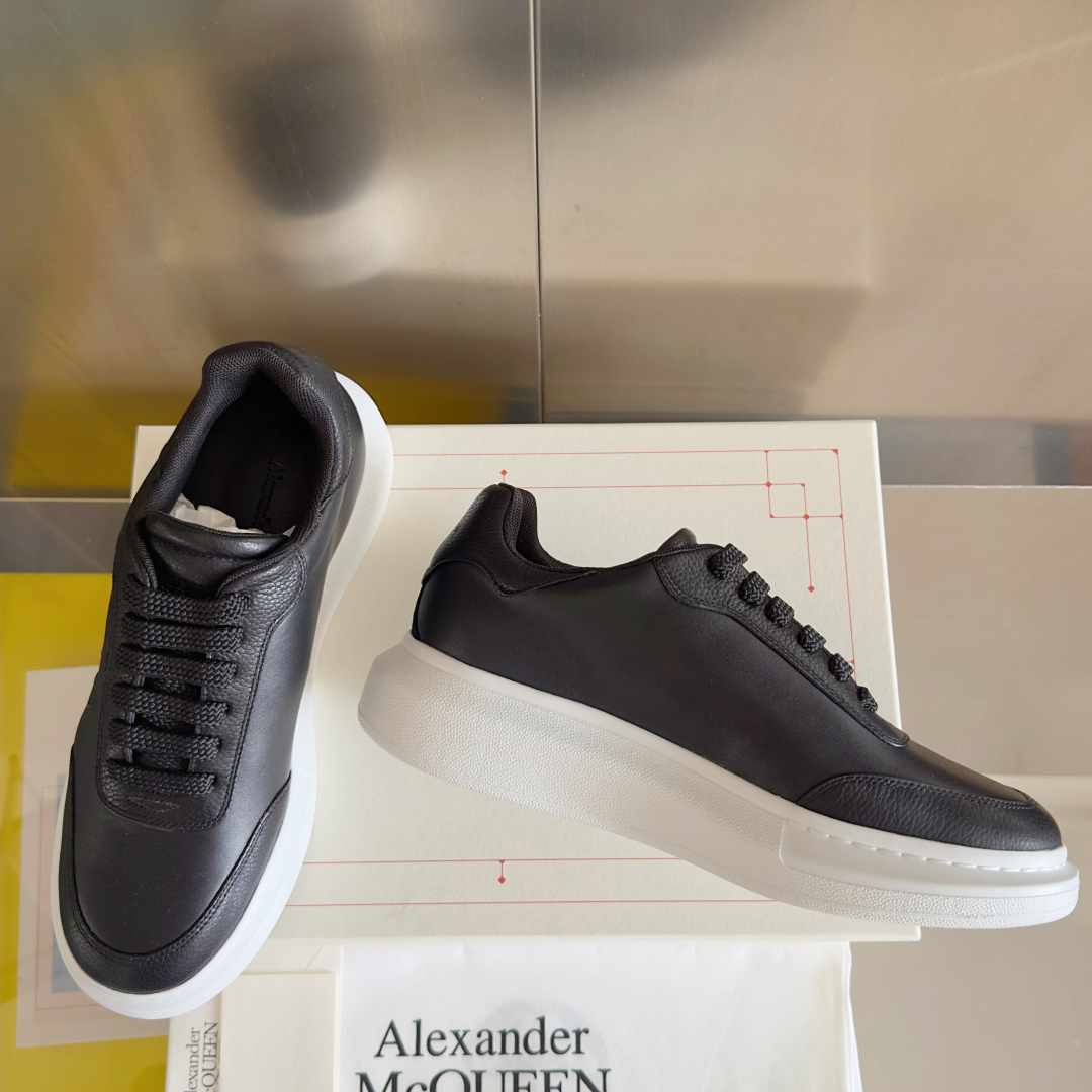顶级版本：情侣款
ALEXANDER MCQUEEN/亚历山大·麦昆 情侣款 休闲运动鞋 小白鞋
原版购