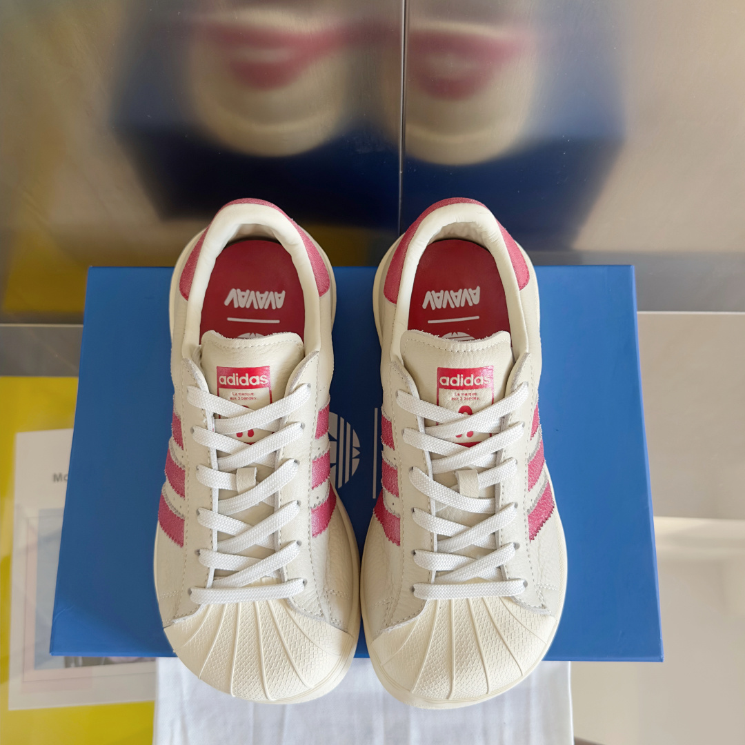 顶级版本:女款
Avavav x Adidas 阿迪达斯联名 贝壳头 做旧 丑萌 厚底 休闲 运动鞋