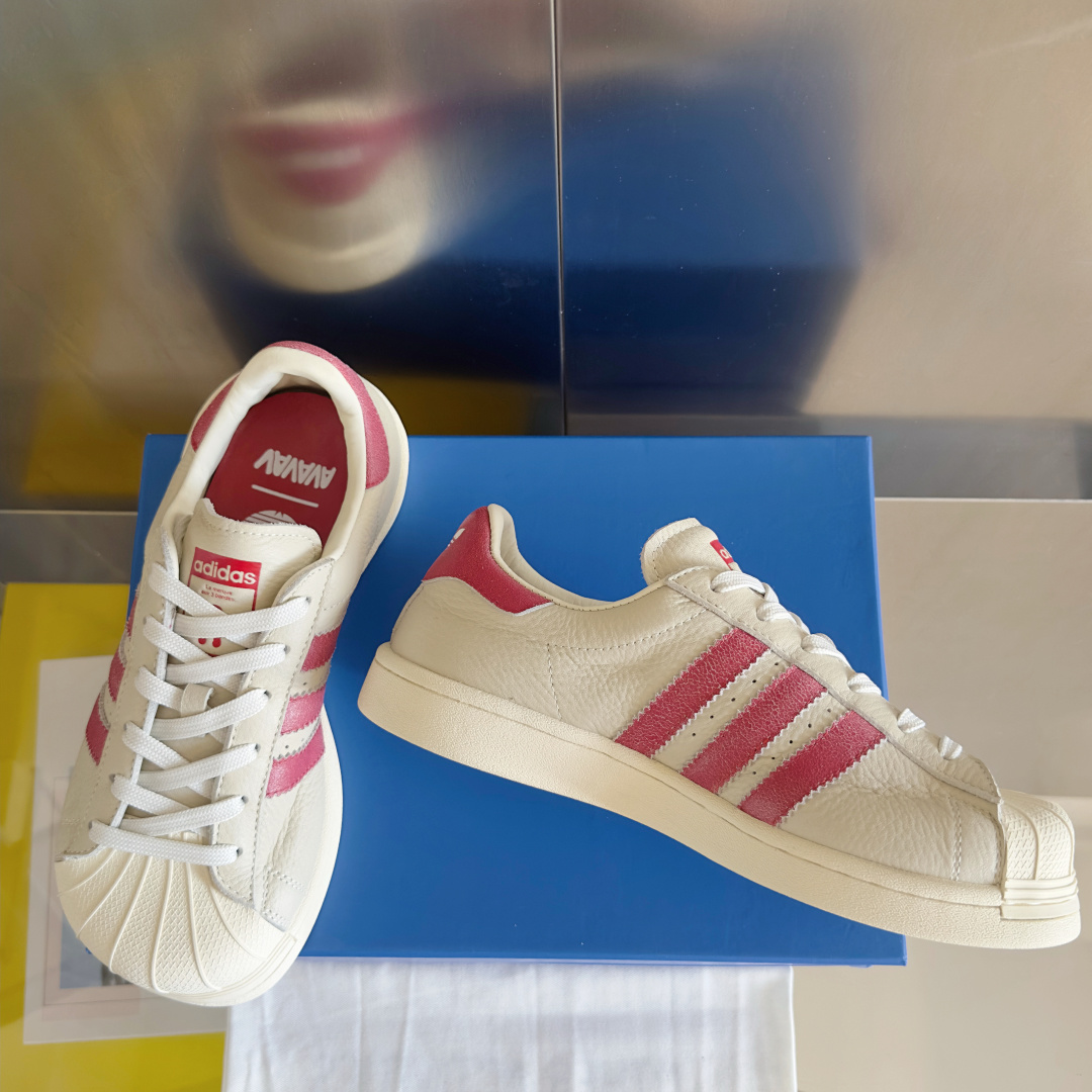 顶级版本:女款
Avavav x Adidas 阿迪达斯联名 贝壳头 做旧 丑萌 厚底 休闲 运动鞋