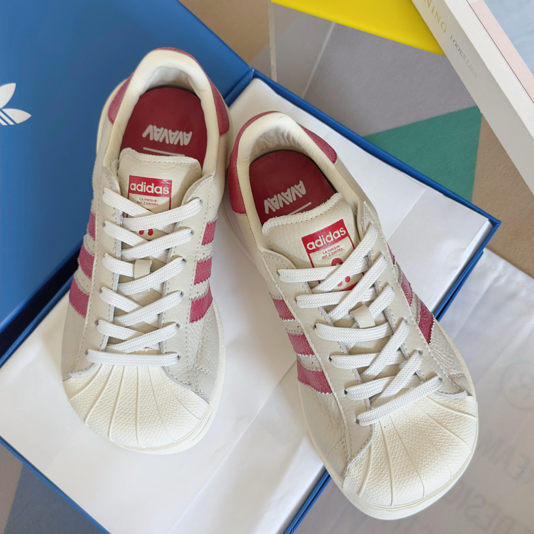 顶级版本:女款
Avavav x Adidas 阿迪达斯联名 贝壳头 做旧 丑萌 厚底 休闲 运动鞋