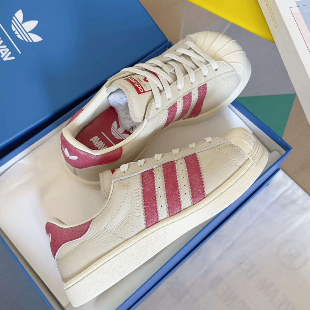顶级版本:女款
Avavav x Adidas 阿迪达斯联名 贝壳头 做旧 丑萌 厚底 休闲 运动鞋