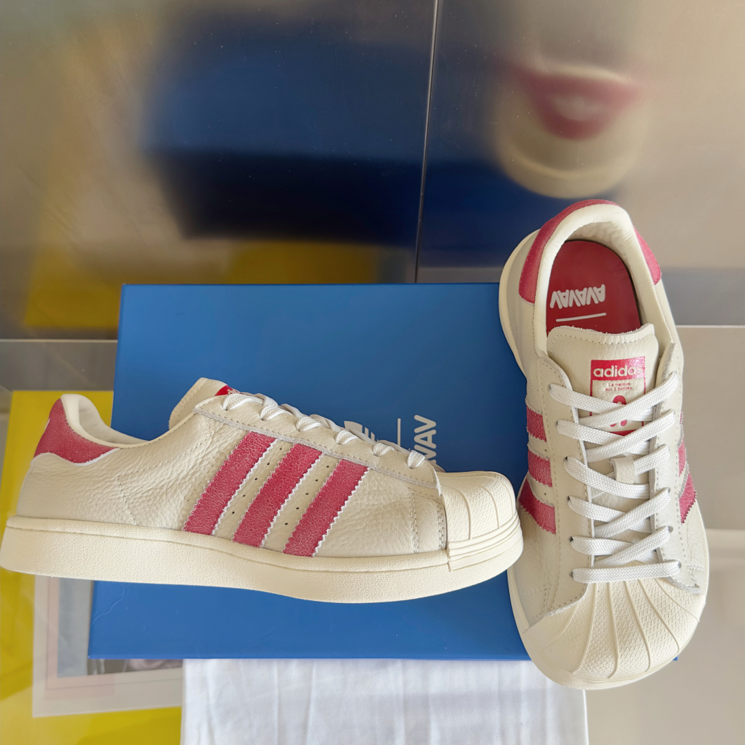 顶级版本:女款
Avavav x Adidas 阿迪达斯联名 贝壳头 做旧 丑萌 厚底 休闲 运动鞋