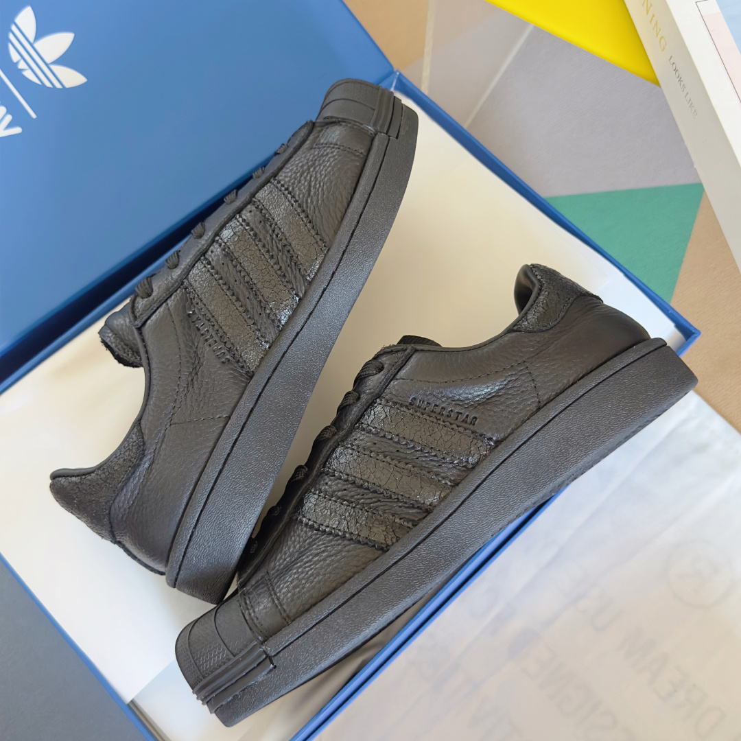 顶级版本:女款
Avavav x Adidas 阿迪达斯联名 贝壳头 做旧 丑萌 厚底 休闲 运动鞋