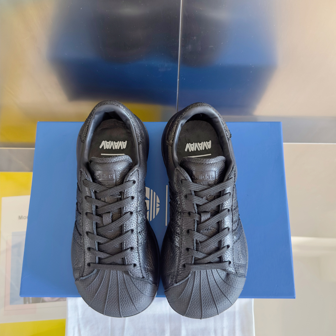 顶级版本:女款
Avavav x Adidas 阿迪达斯联名 贝壳头 做旧 丑萌 厚底 休闲 运动鞋