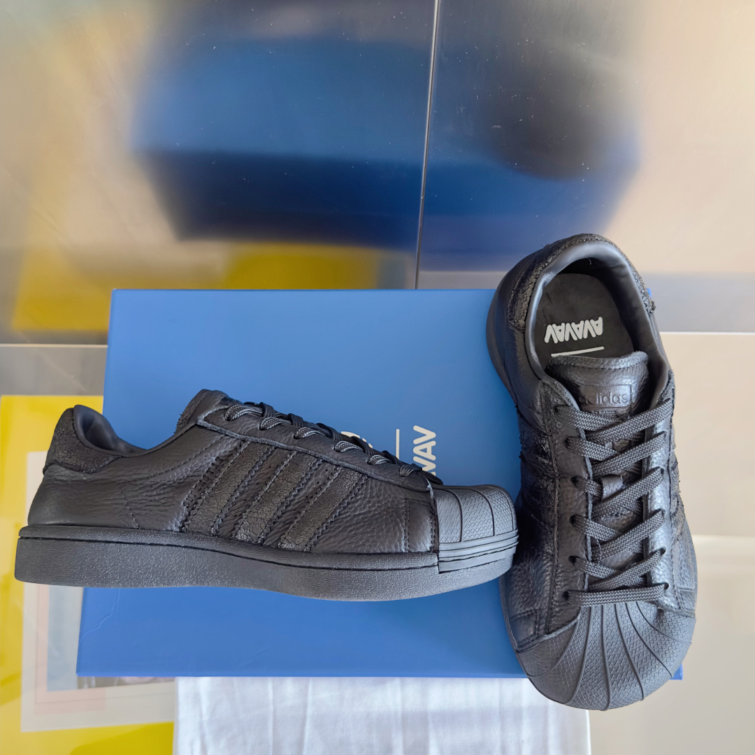 顶级版本:女款
Avavav x Adidas 阿迪达斯联名 贝壳头 做旧 丑萌 厚底 休闲 运动鞋