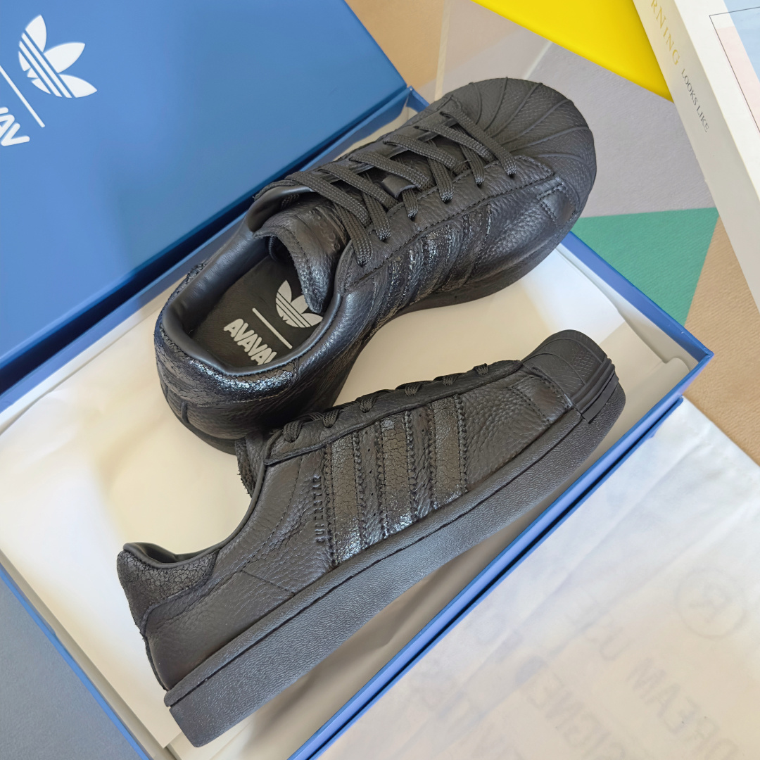 顶级版本:女款
Avavav x Adidas 阿迪达斯联名 贝壳头 做旧 丑萌 厚底 休闲 运动鞋