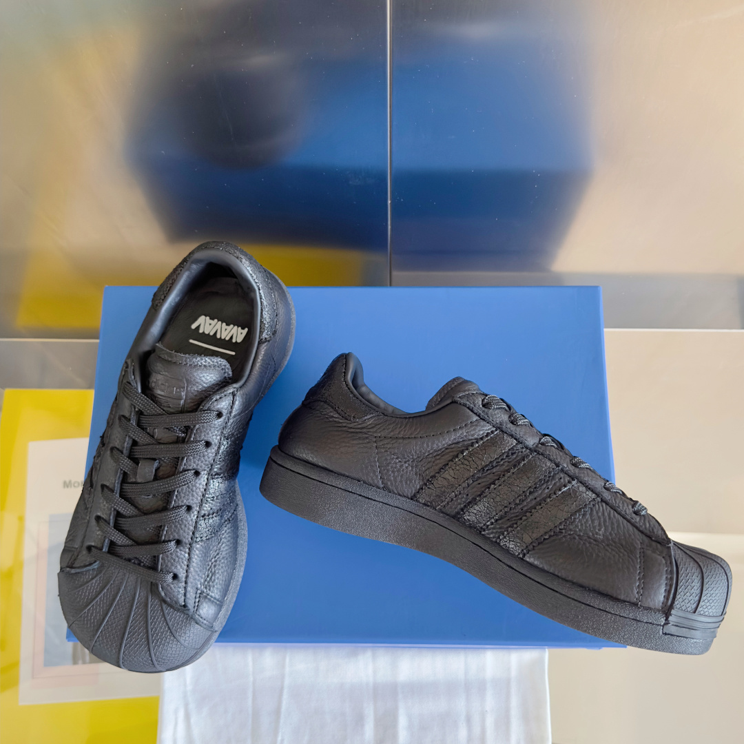 顶级版本:女款
Avavav x Adidas 阿迪达斯联名 贝壳头 做旧 丑萌 厚底 休闲 运动鞋