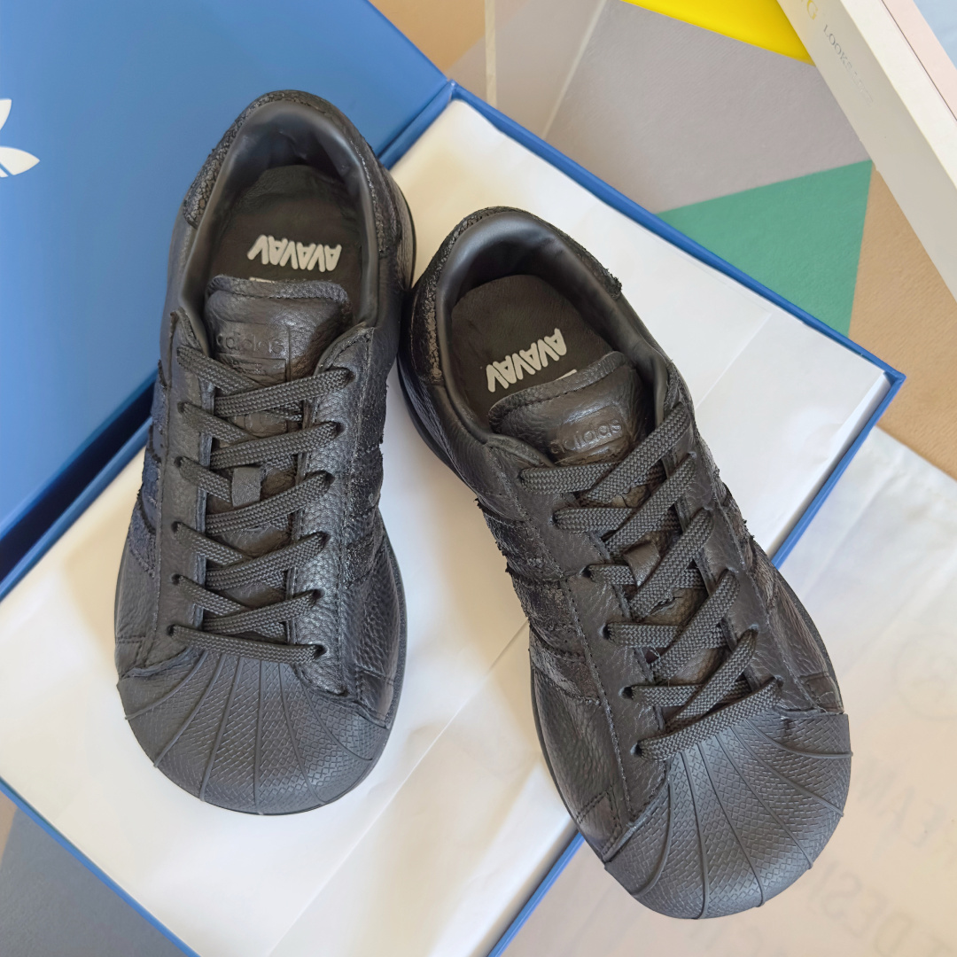 顶级版本:女款
Avavav x Adidas 阿迪达斯联名 贝壳头 做旧 丑萌 厚底 休闲 运动鞋
