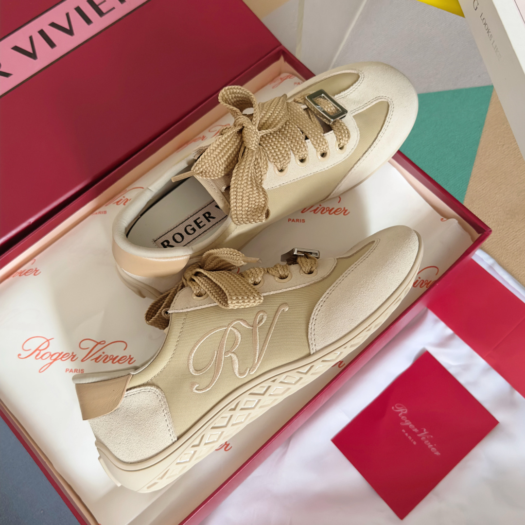 顶级版本:女款
Roger Vivier 最新款 Viv Low系列 水钻 方扣 休闲 运动鞋
原版购入