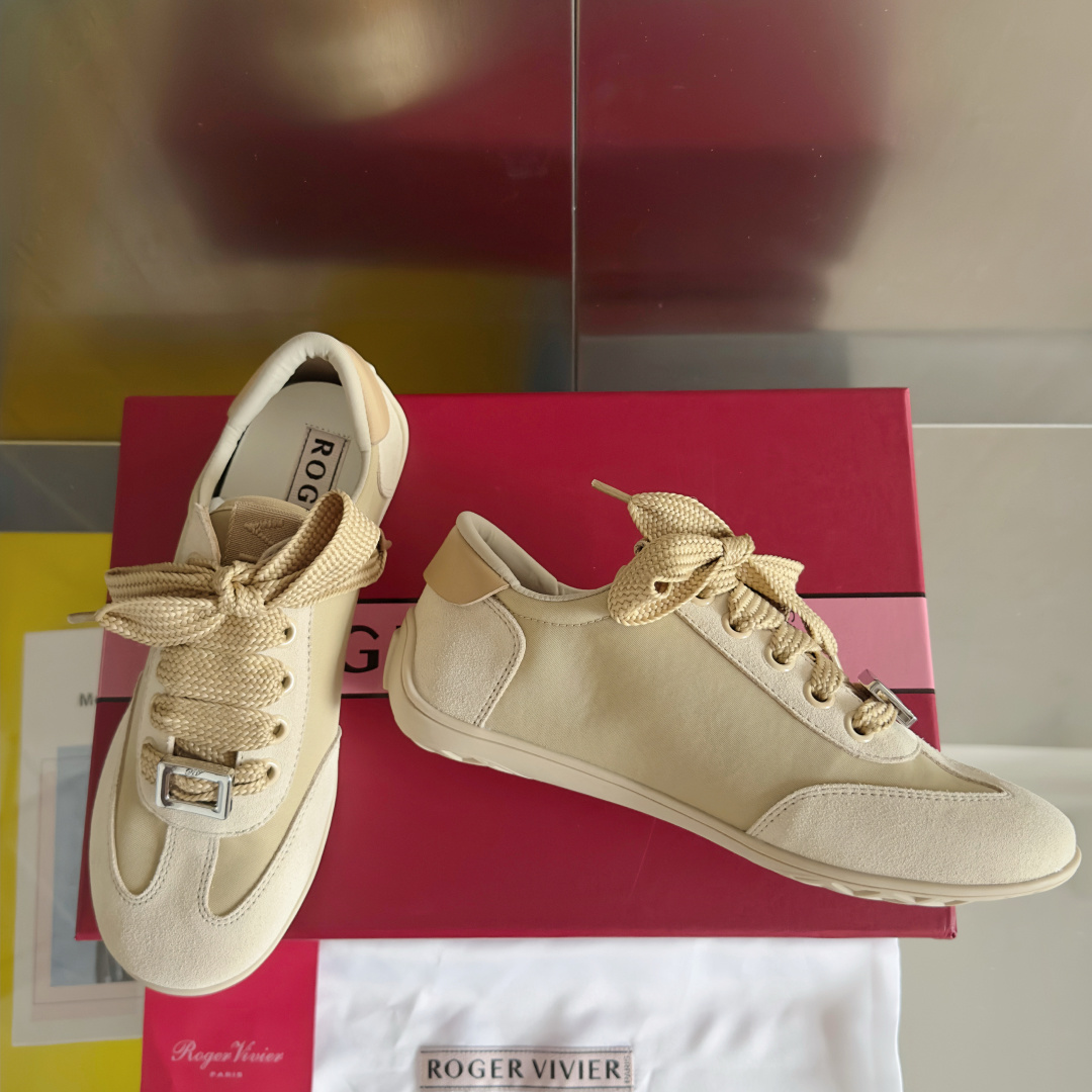 顶级版本:女款
Roger Vivier 最新款 Viv Low系列 水钻 方扣 休闲 运动鞋
原版购入