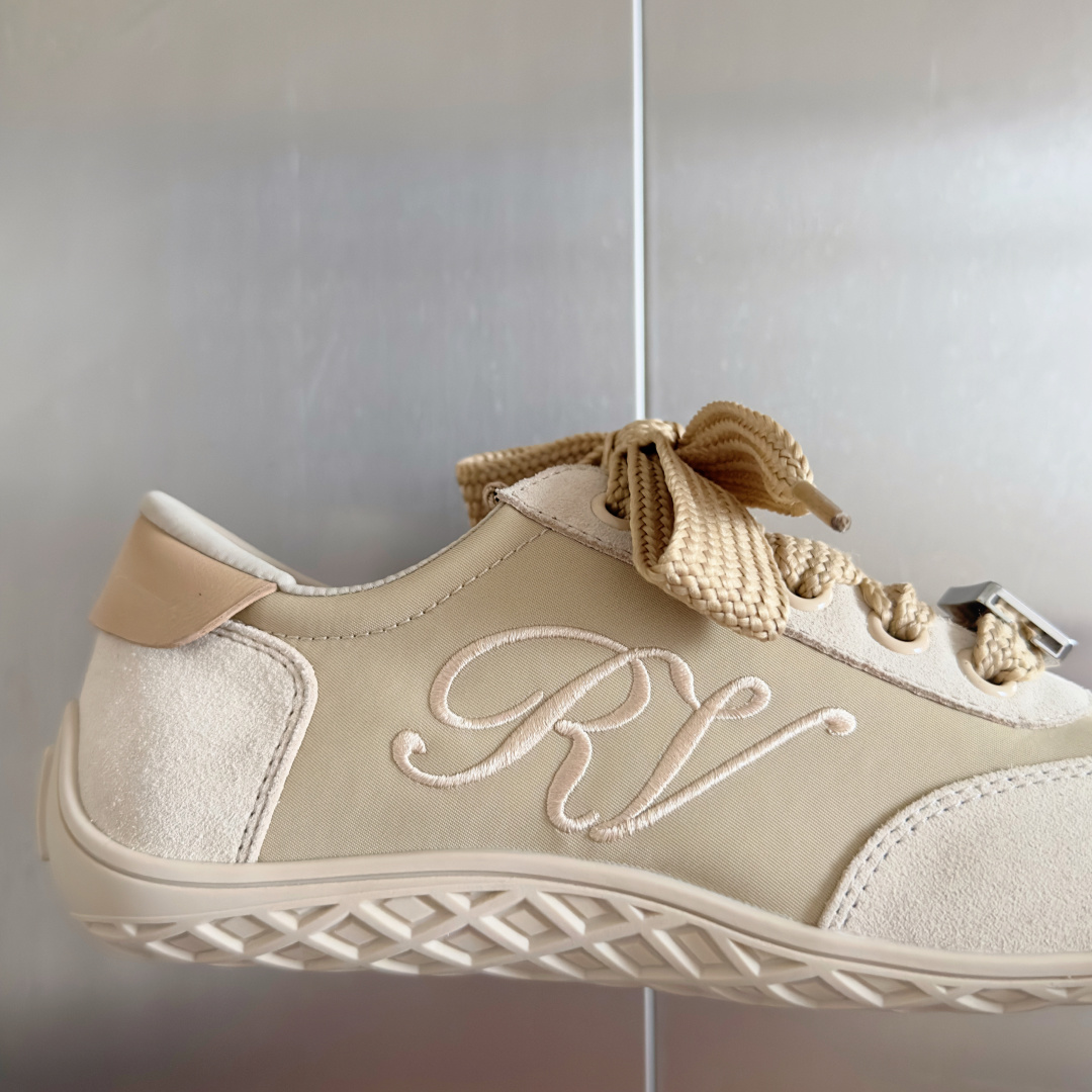 顶级版本:女款
Roger Vivier 最新款 Viv Low系列 水钻 方扣 休闲 运动鞋
原版购入