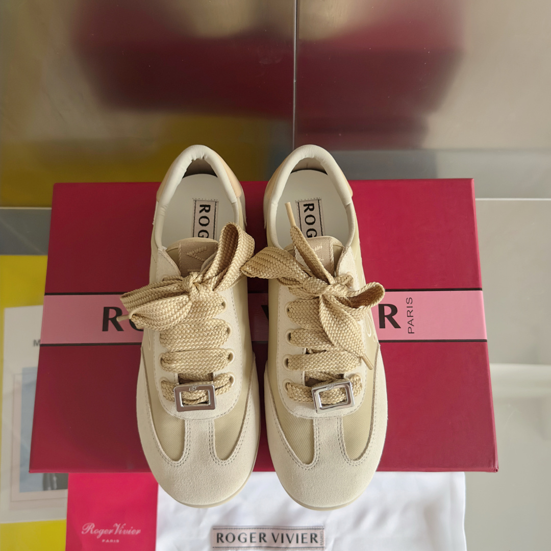 顶级版本:女款
Roger Vivier 最新款 Viv Low系列 水钻 方扣 休闲 运动鞋
原版购入