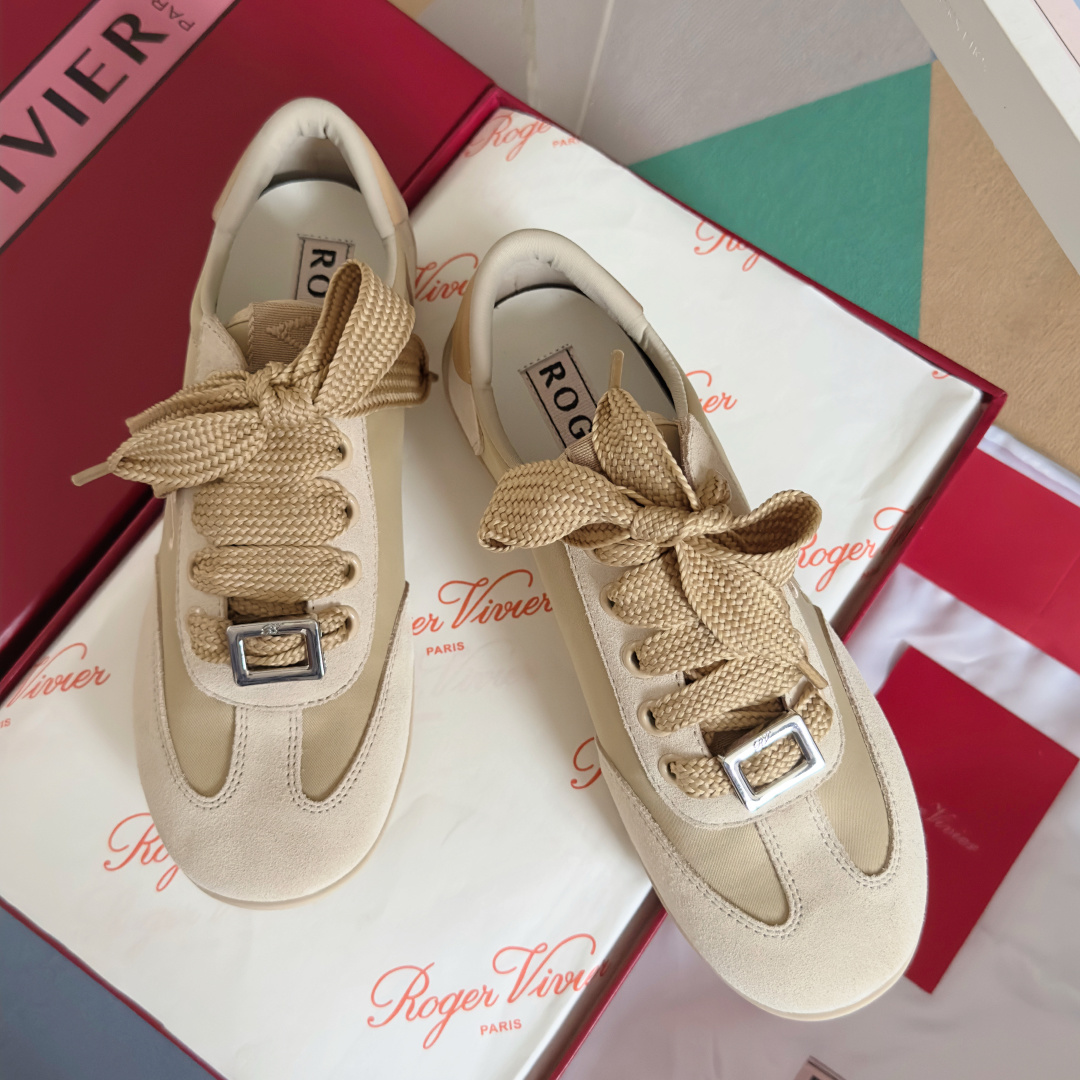 顶级版本:女款
Roger Vivier 最新款 Viv Low系列 水钻 方扣 休闲 运动鞋
原版购入