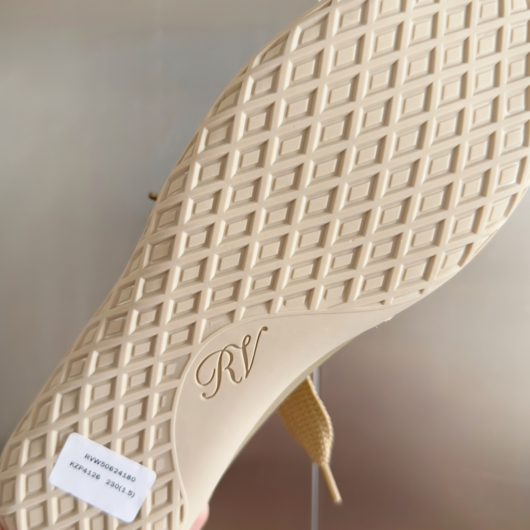顶级版本:女款
Roger Vivier 最新款 Viv Low系列 水钻 方扣 休闲 运动鞋
原版购入