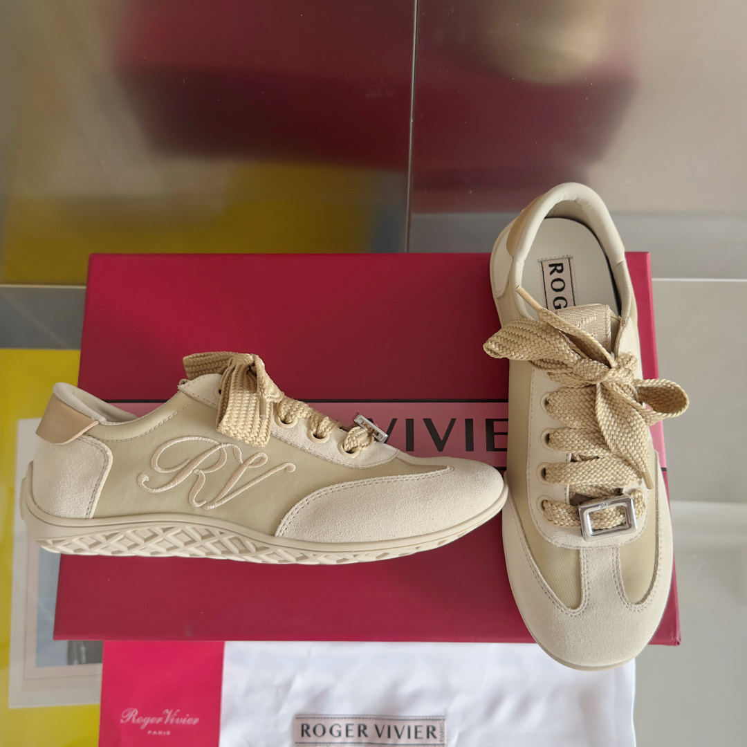 顶级版本:女款
Roger Vivier 最新款 Viv Low系列 水钻 方扣 休闲 运动鞋
原版购入