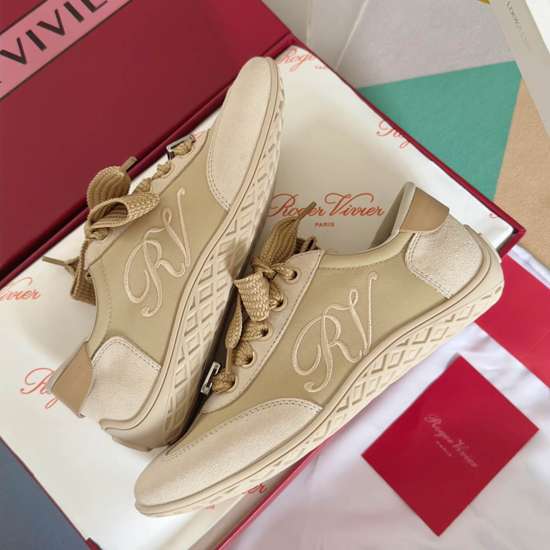 顶级版本:女款
Roger Vivier 最新款 Viv Low系列 水钻 方扣 休闲 运动鞋
原版购入