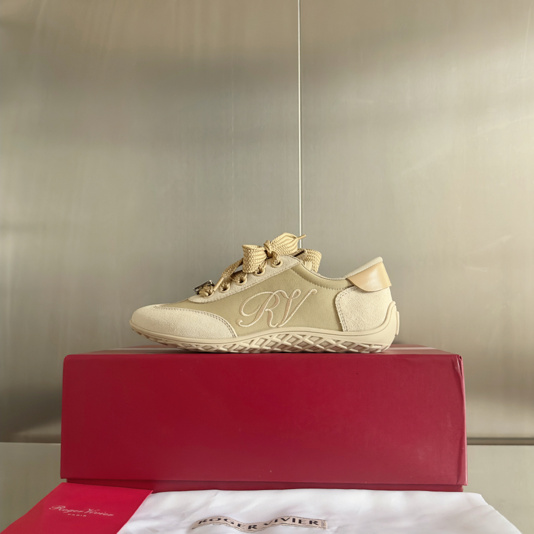 顶级版本:女款
Roger Vivier 最新款 Viv Low系列 水钻 方扣 休闲 运动鞋
原版购入