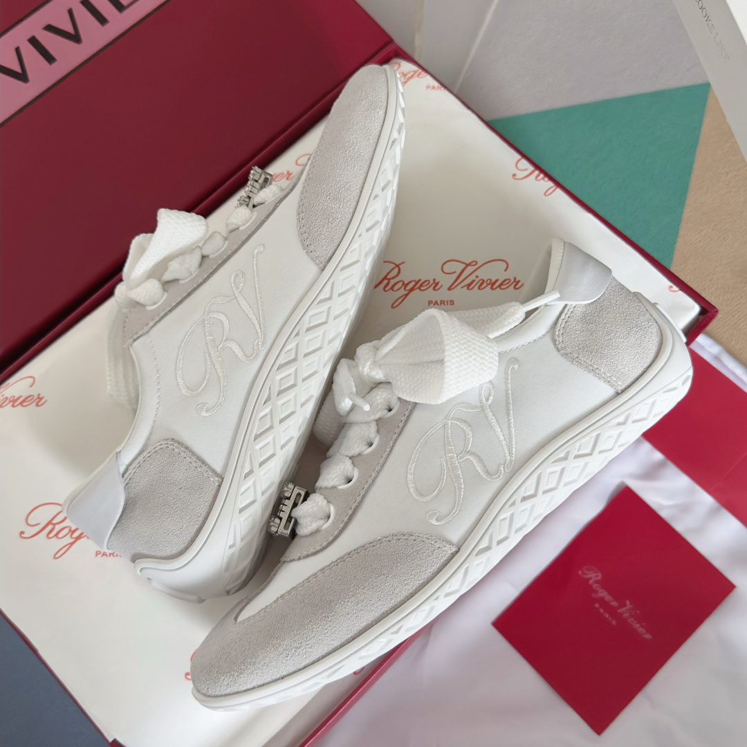 顶级版本:女款
Roger Vivier 最新款 Viv Low系列 水钻 方扣 休闲 运动鞋
原版购入