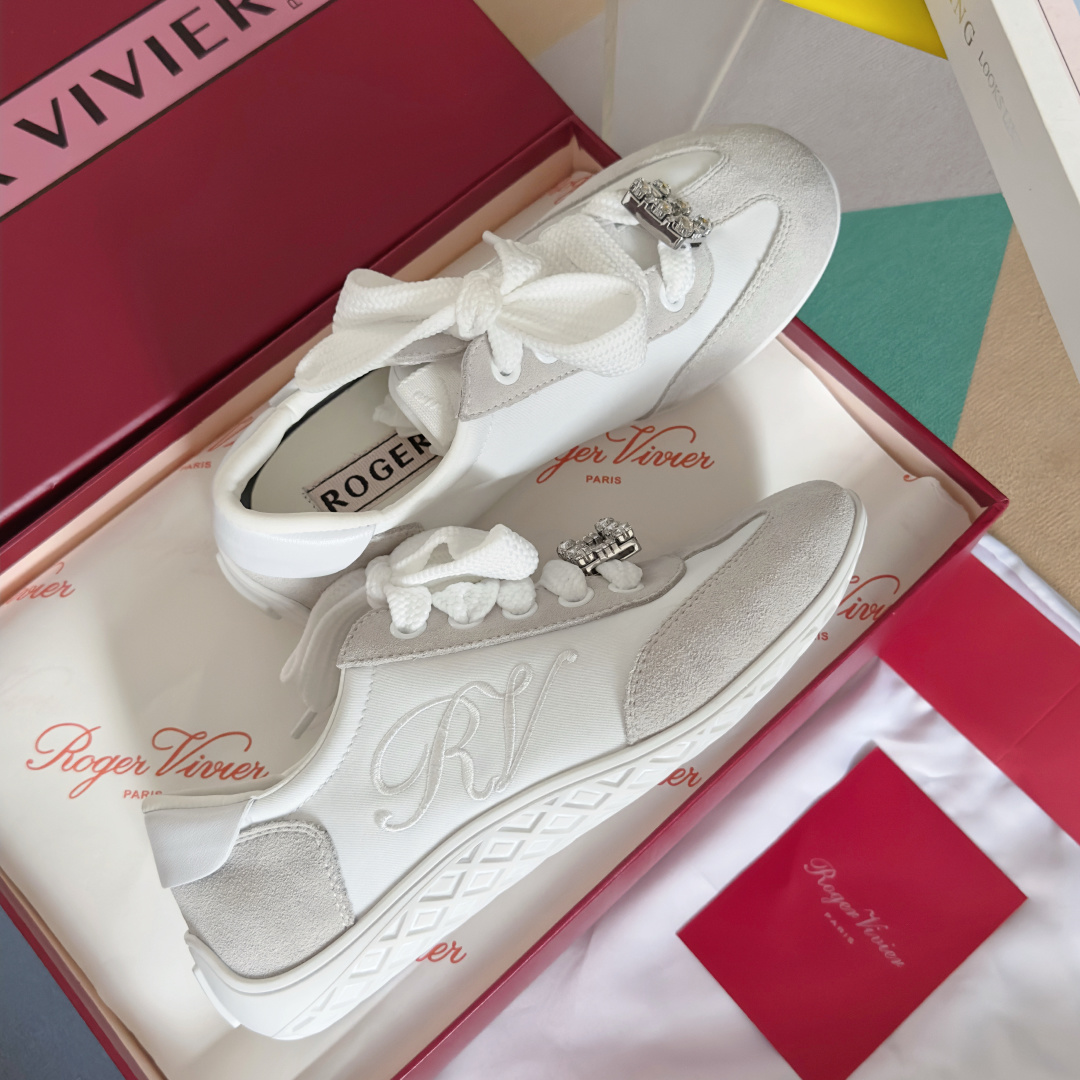 顶级版本:女款
Roger Vivier 最新款 Viv Low系列 水钻 方扣 休闲 运动鞋
原版购入
