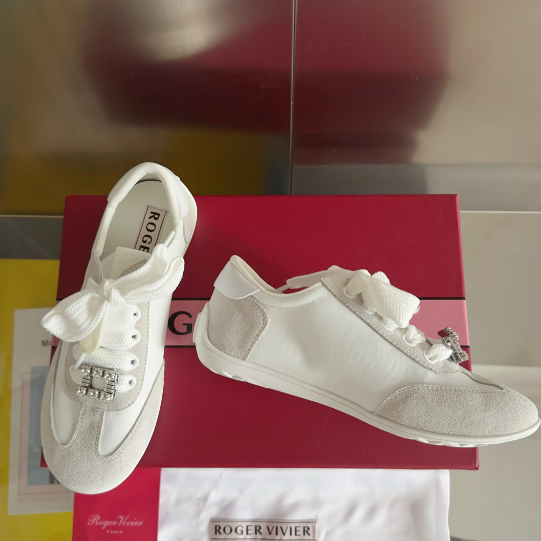 顶级版本:女款
Roger Vivier 最新款 Viv Low系列 水钻 方扣 休闲 运动鞋
原版购入