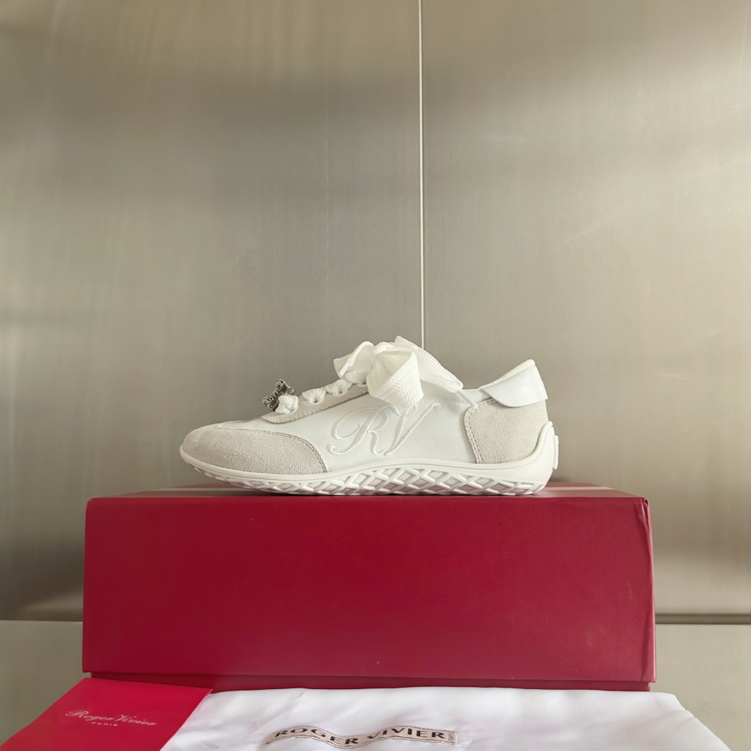 顶级版本:女款
Roger Vivier 最新款 Viv Low系列 水钻 方扣 休闲 运动鞋
原版购入