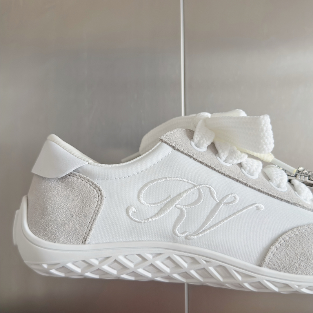 顶级版本:女款
Roger Vivier 最新款 Viv Low系列 水钻 方扣 休闲 运动鞋
原版购入