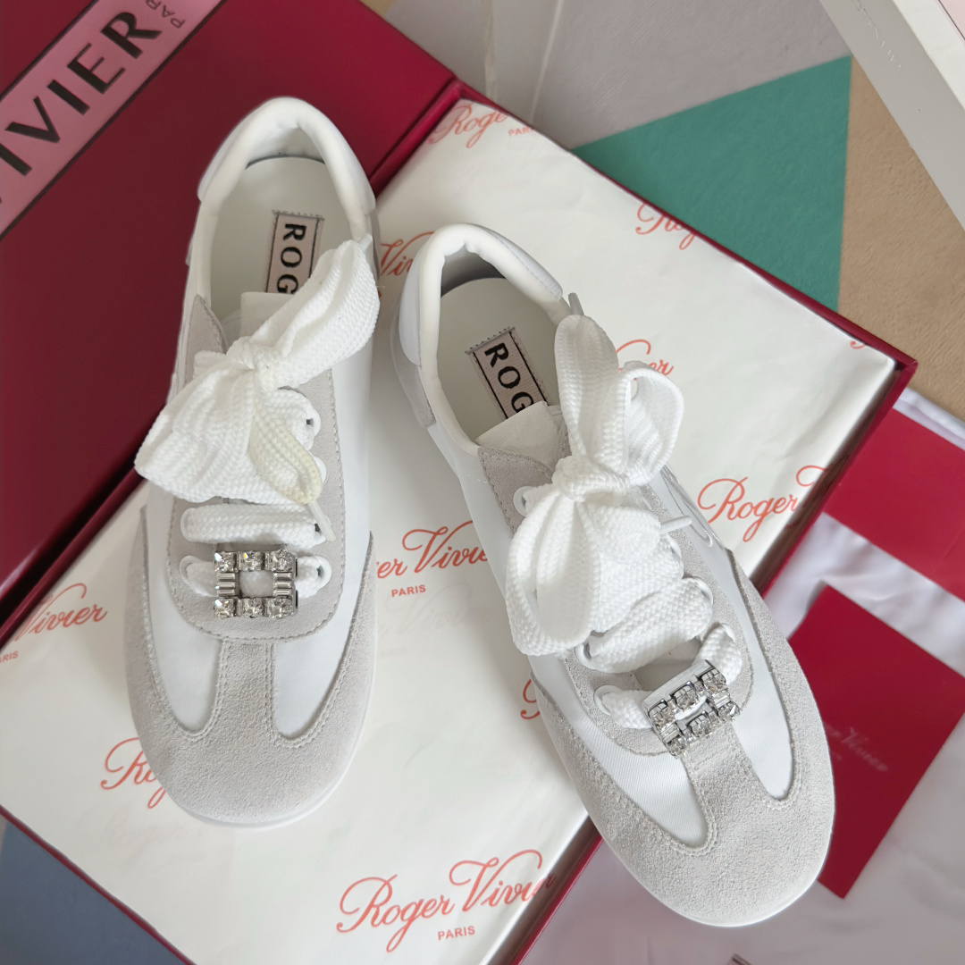 顶级版本:女款
Roger Vivier 最新款 Viv Low系列 水钻 方扣 休闲 运动鞋
原版购入