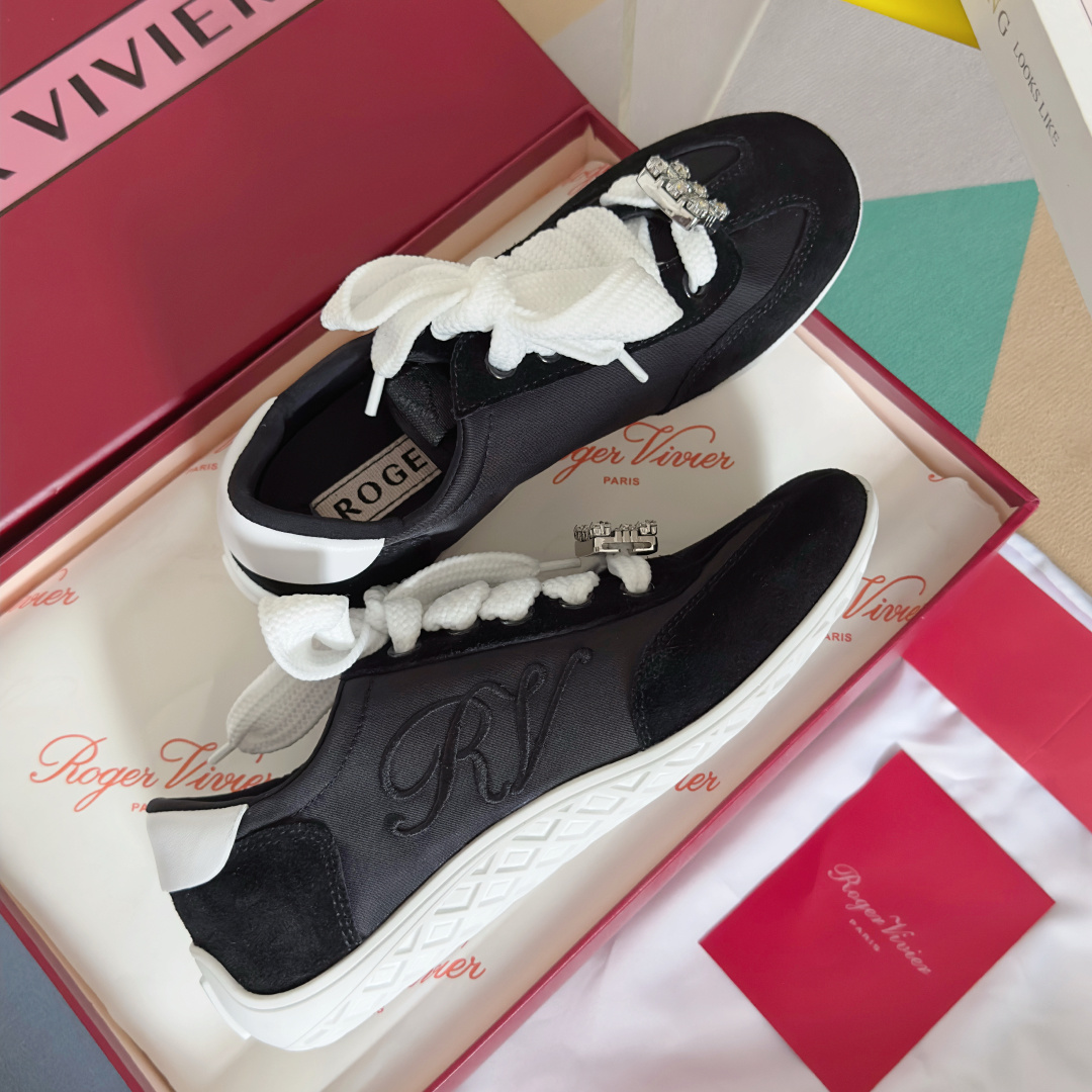 顶级版本:女款
Roger Vivier 最新款 Viv Low系列 水钻 方扣 休闲 运动鞋
原版购入