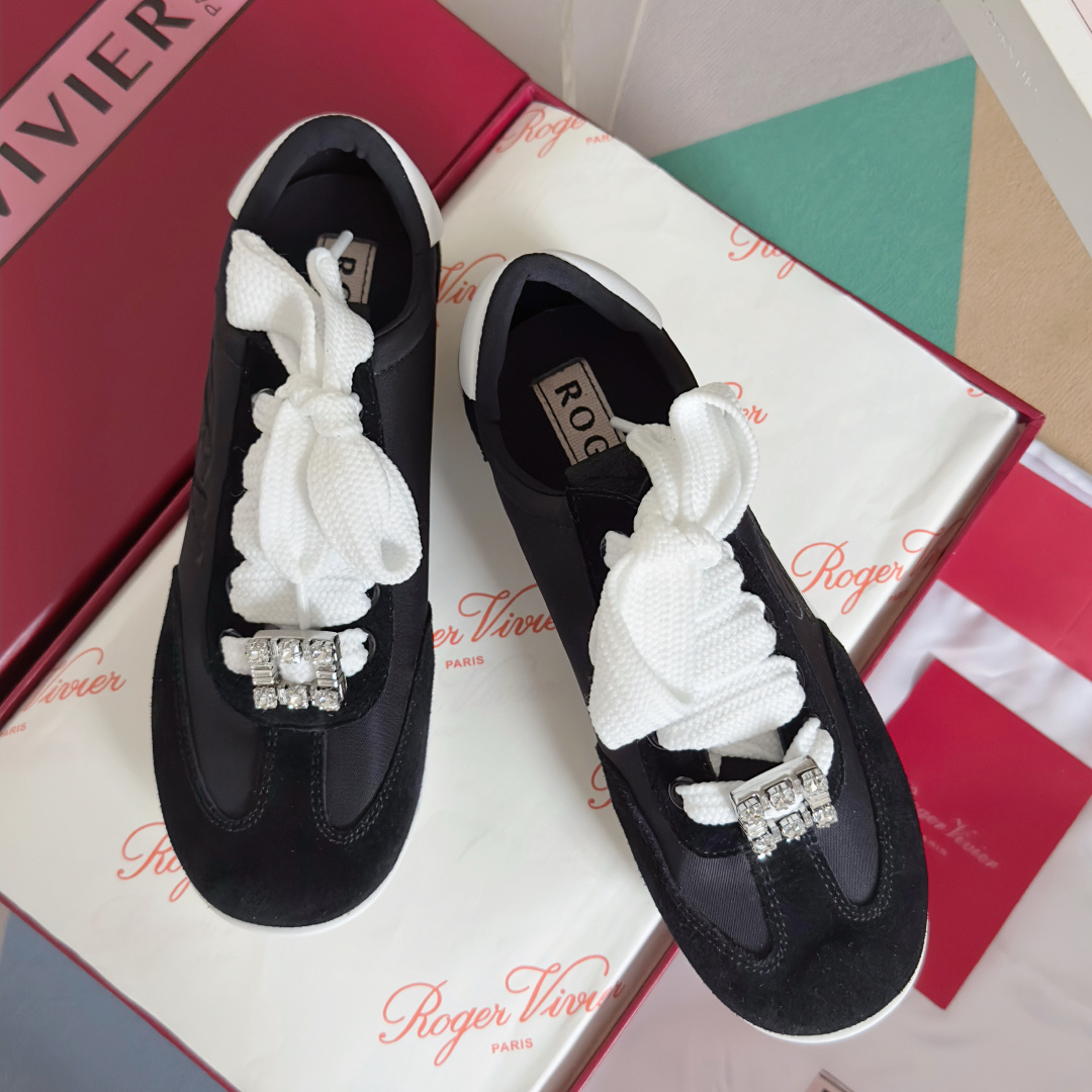 顶级版本:女款
Roger Vivier 最新款 Viv Low系列 水钻 方扣 休闲 运动鞋
原版购入