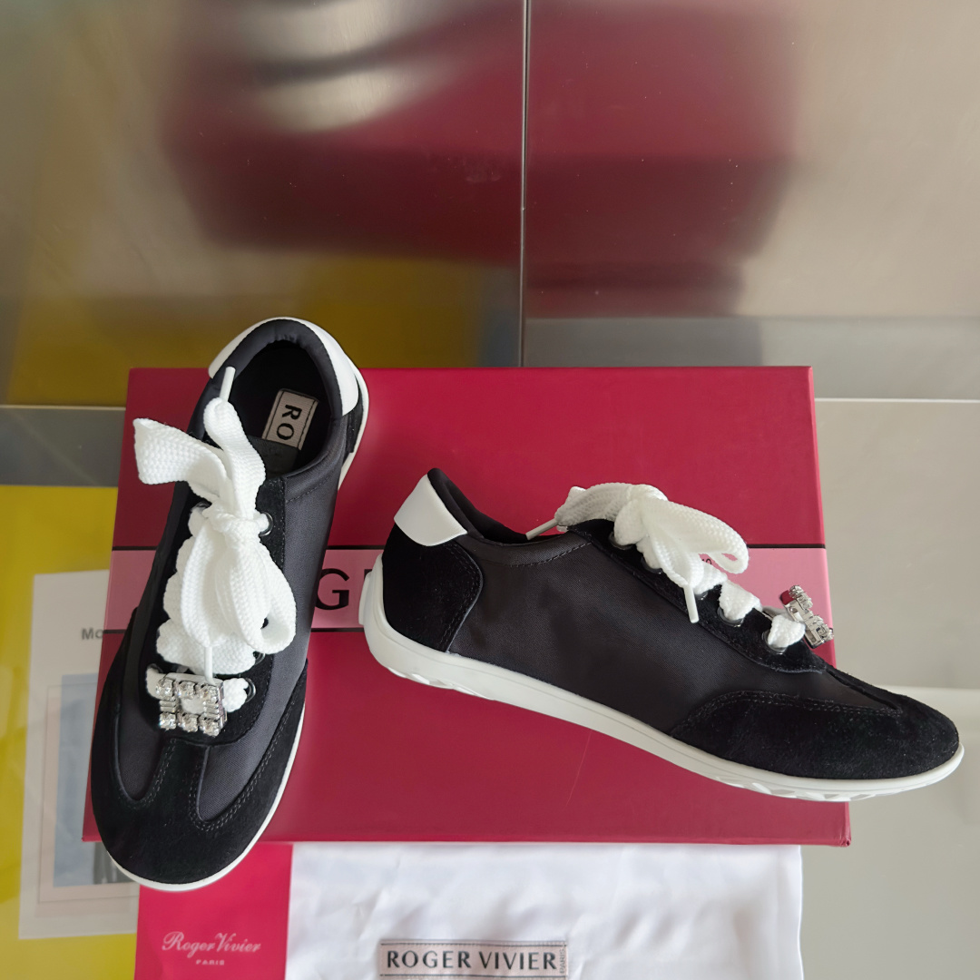 顶级版本:女款
Roger Vivier 最新款 Viv Low系列 水钻 方扣 休闲 运动鞋
原版购入