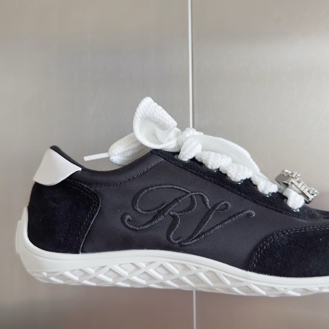 顶级版本:女款
Roger Vivier 最新款 Viv Low系列 水钻 方扣 休闲 运动鞋
原版购入