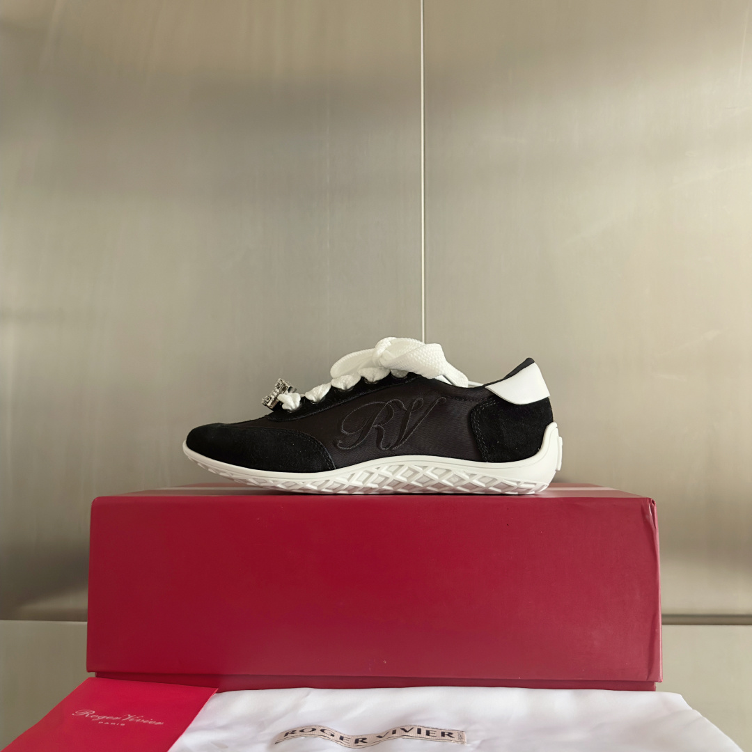 顶级版本:女款
Roger Vivier 最新款 Viv Low系列 水钻 方扣 休闲 运动鞋
原版购入