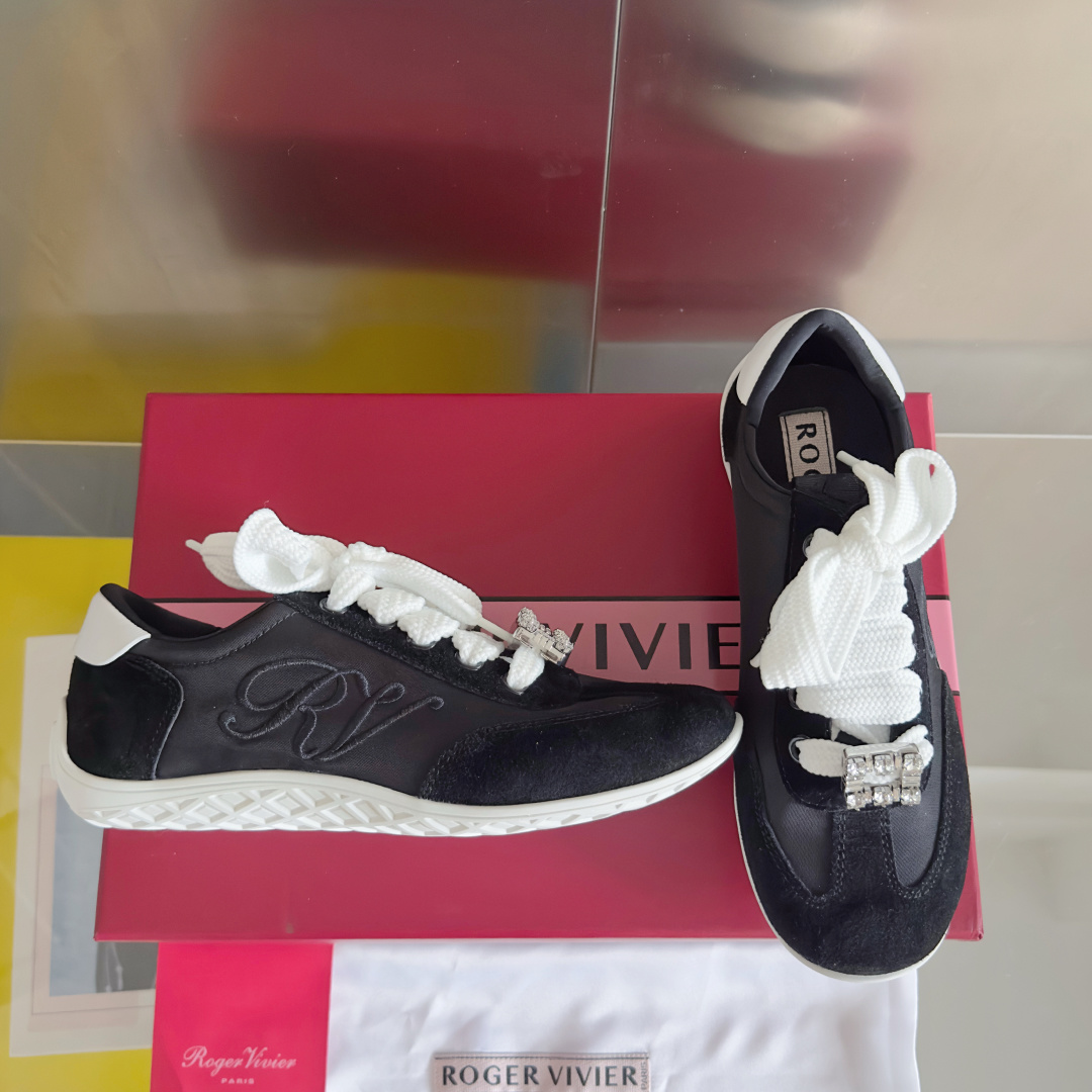 顶级版本:女款
Roger Vivier 最新款 Viv Low系列 水钻 方扣 休闲 运动鞋
原版购入